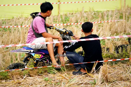 DSC8728 Olahraga Grasstrack AntiCrop