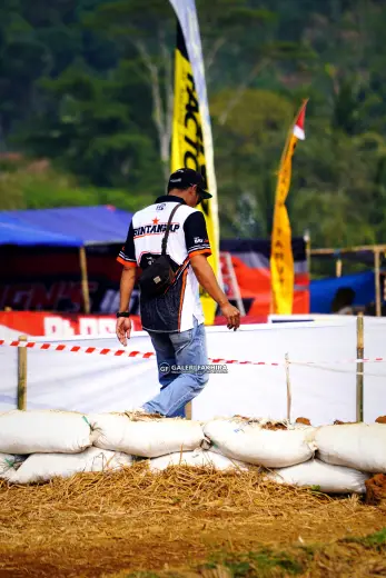 DSC8758 Olahraga Grasstrack AntiCrop