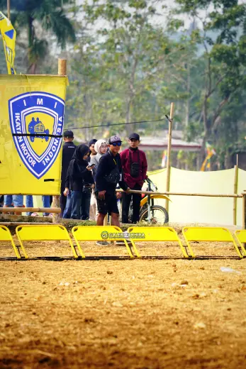 DSC8768 Olahraga Grasstrack AntiCrop