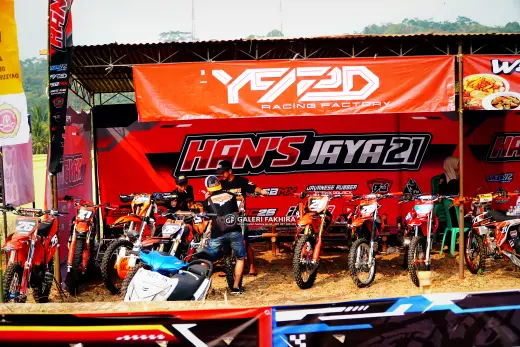 CRF06309 Olahraga Grasstrack AntiCrop