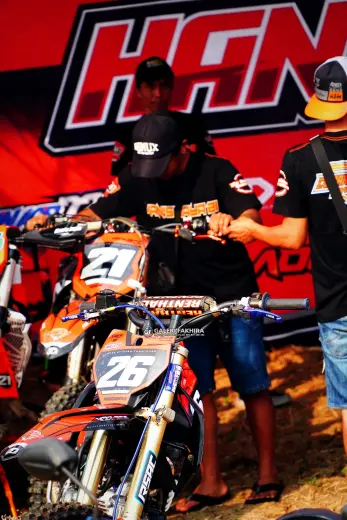 CRF06310 Olahraga Grasstrack AntiCrop