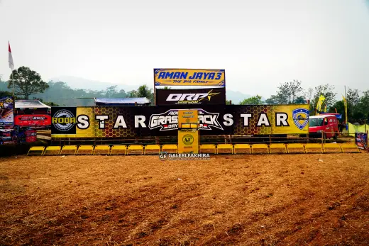CRF06311 Olahraga Grasstrack AntiCrop
