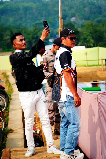 CRF06328 Olahraga Grasstrack AntiCrop