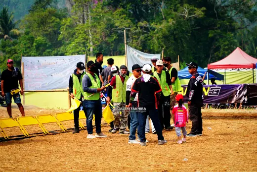 CRF06341 Olahraga Grasstrack AntiCrop