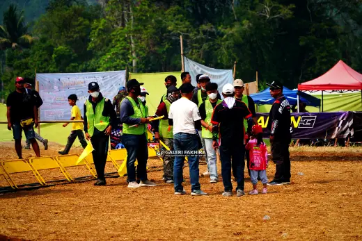 CRF06342 Olahraga Grasstrack AntiCrop