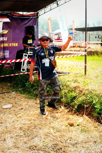 CRF06343 Olahraga Grasstrack AntiCrop