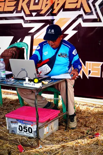 CRF06346 Olahraga Grasstrack AntiCrop