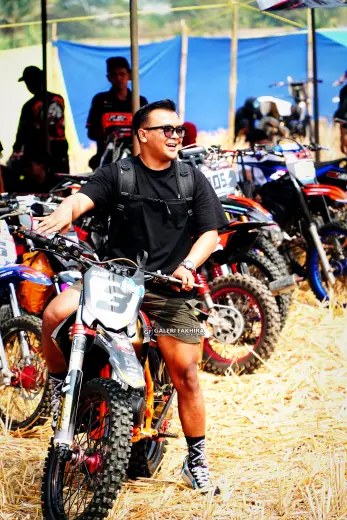 CRF06349 Olahraga Grasstrack AntiCrop