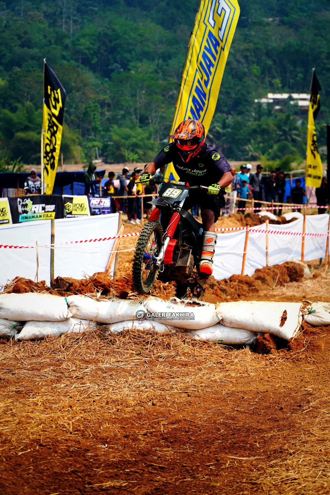 CRF06362 Olahraga Grasstrack AntiCrop