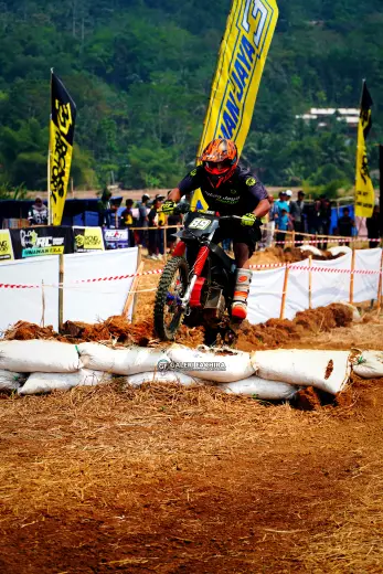 CRF06362 Olahraga Grasstrack AntiCrop