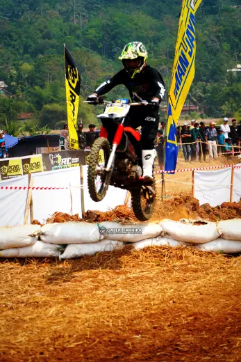 CRF06364 Olahraga Grasstrack AntiCrop