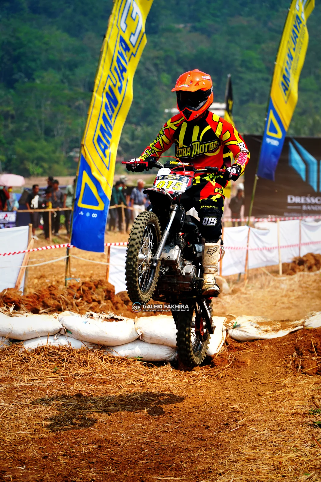 CRF06365 Olahraga Grasstrack AntiCrop