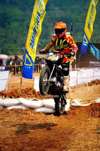 CRF06365 Olahraga Grasstrack AntiCrop