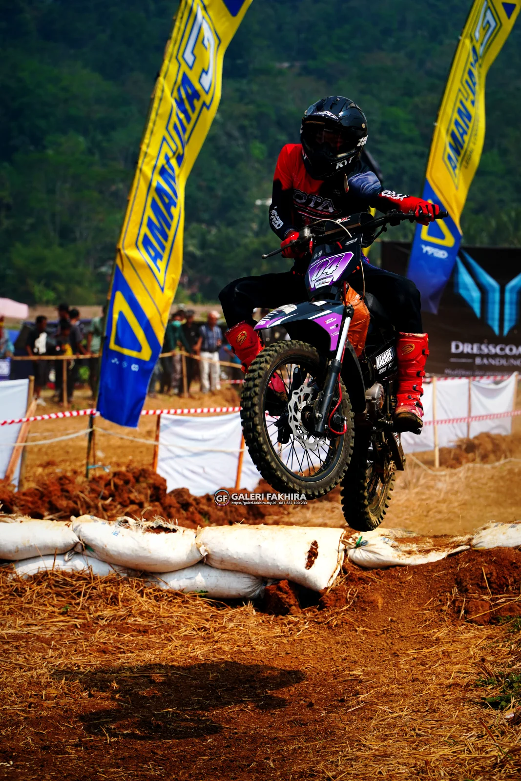 CRF06366 Olahraga Grasstrack AntiCrop