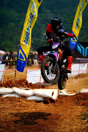 CRF06366 Olahraga Grasstrack AntiCrop