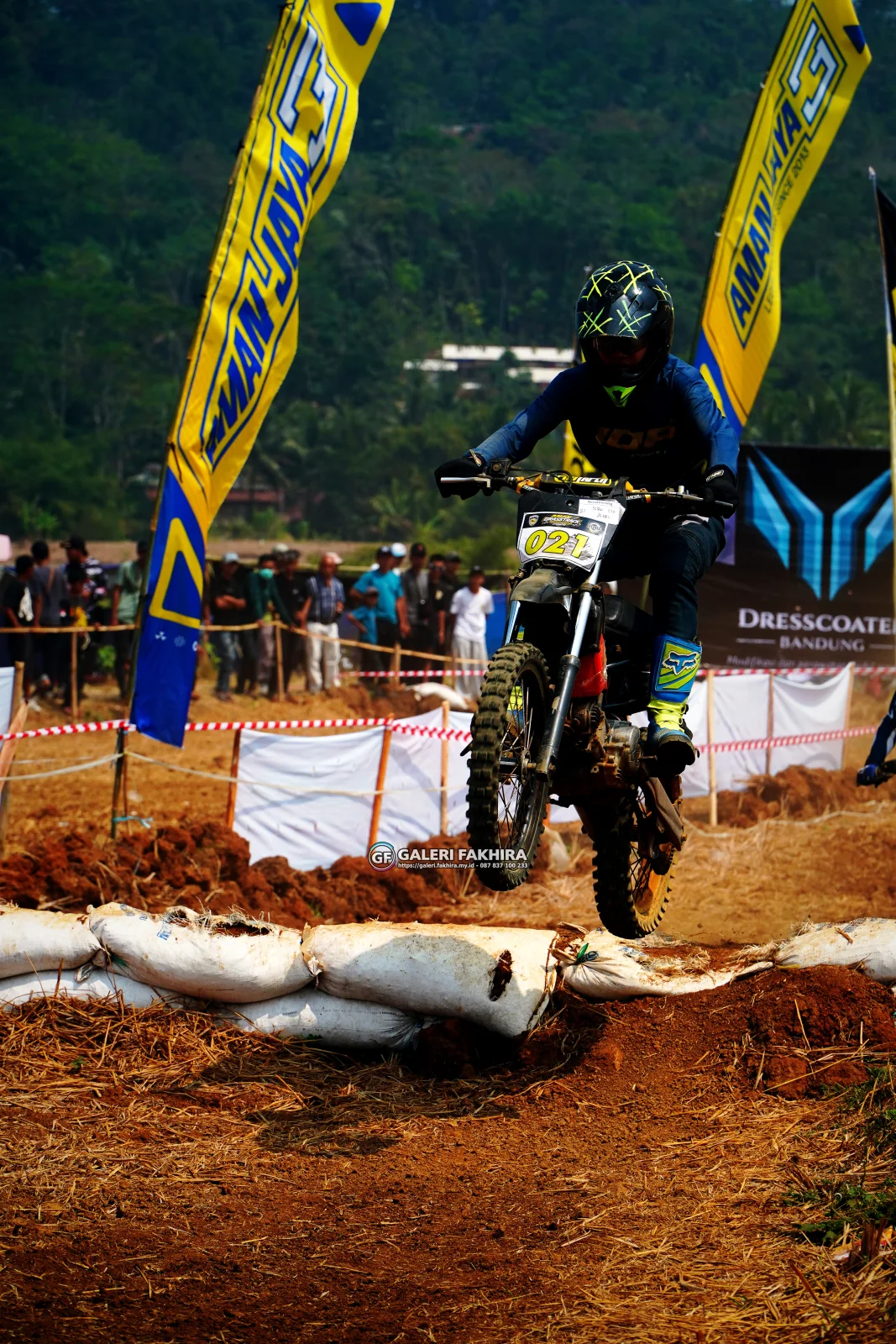 CRF06367 Olahraga Grasstrack AntiCrop