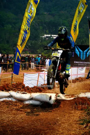 CRF06367 Olahraga Grasstrack AntiCrop