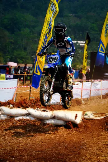 CRF06368 Olahraga Grasstrack AntiCrop