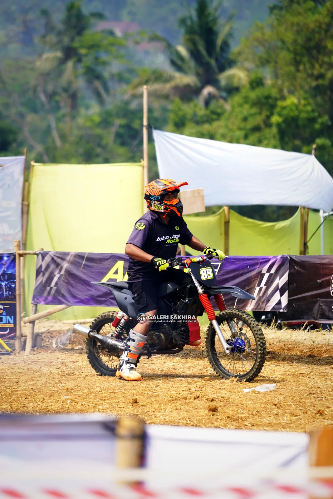 DSC8810 Olahraga Grasstrack AntiCrop