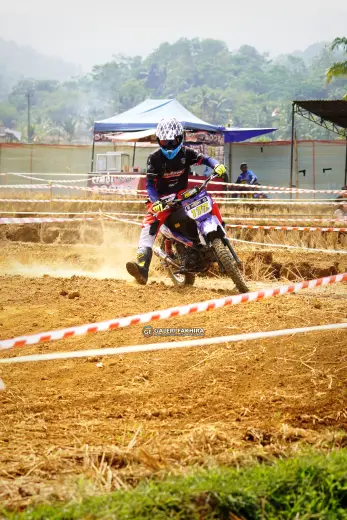 DSC8813 Olahraga Grasstrack AntiCrop