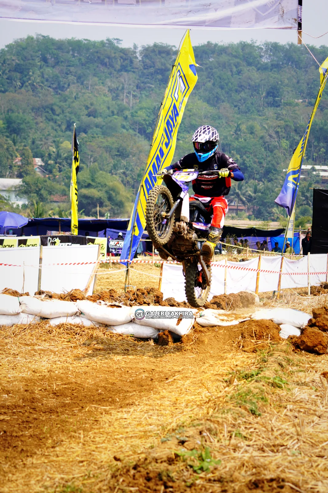 DSC8814 Olahraga Grasstrack AntiCrop