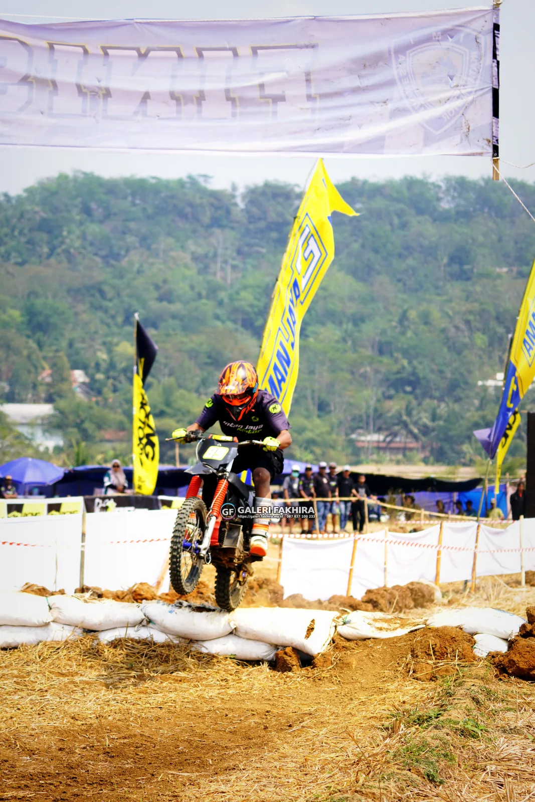 DSC8815 Olahraga Grasstrack AntiCrop