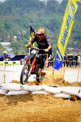 DSC8816 Olahraga Grasstrack AntiCrop