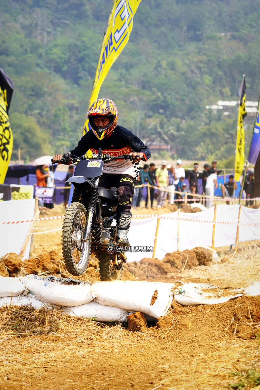 DSC8819 Olahraga Grasstrack AntiCrop