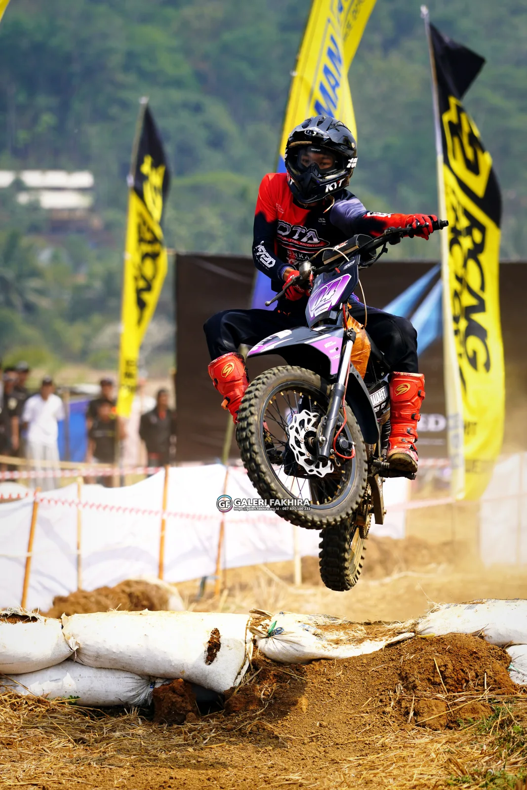 DSC8821 Olahraga Grasstrack AntiCrop