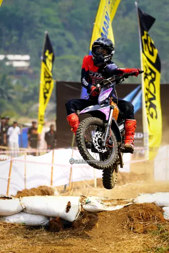 DSC8821 Olahraga Grasstrack AntiCrop