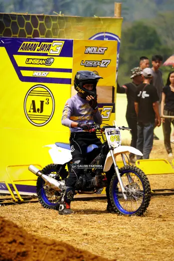 DSC8827 Olahraga Grasstrack AntiCrop