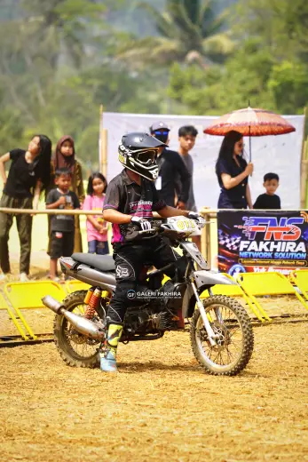 DSC8828 Olahraga Grasstrack AntiCrop