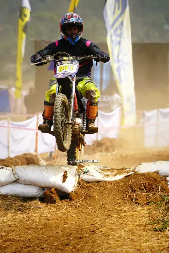 DSC8829 Olahraga Grasstrack AntiCrop