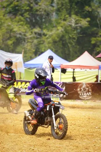 DSC8830 Olahraga Grasstrack AntiCrop