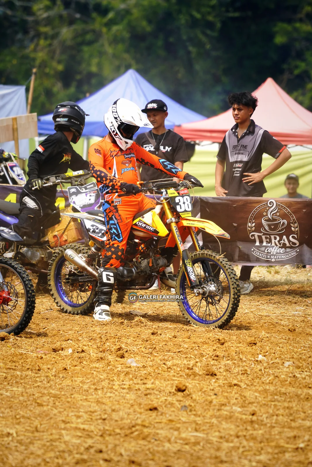 DSC8835 Olahraga Grasstrack AntiCrop