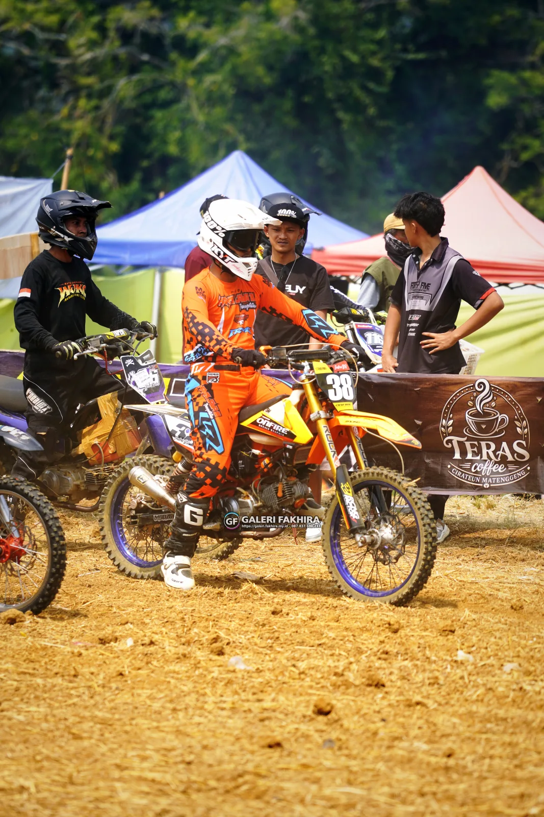 DSC8836 Olahraga Grasstrack AntiCrop