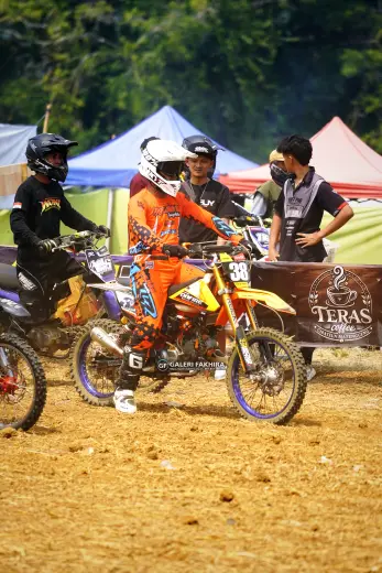 DSC8836 Olahraga Grasstrack AntiCrop