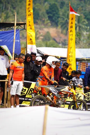 DSC8839 Olahraga Grasstrack AntiCrop