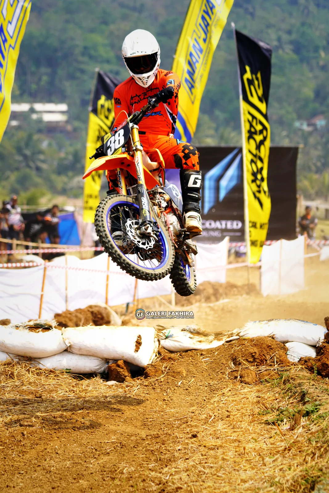 DSC8846 Olahraga Grasstrack AntiCrop