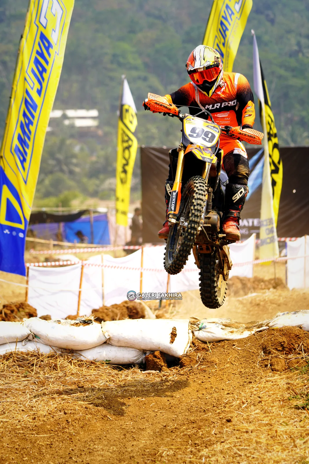 DSC8850 Olahraga Grasstrack AntiCrop