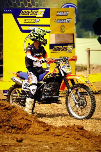 DSC8852 Olahraga Grasstrack AntiCrop