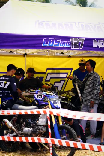 DSC8859 Olahraga Grasstrack AntiCrop