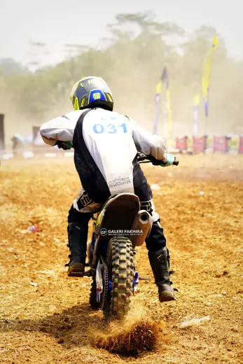 DSC8864 Olahraga Grasstrack AntiCrop