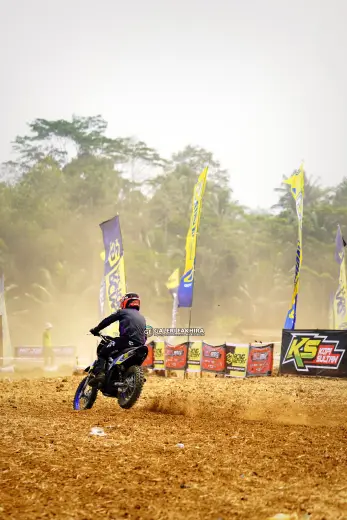 DSC8866 Olahraga Grasstrack AntiCrop