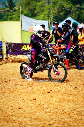 CRF06369 Olahraga Grasstrack AntiCrop