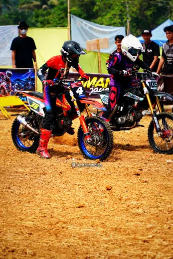 CRF06370 Olahraga Grasstrack AntiCrop