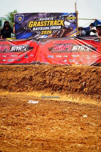 CRF06371 Olahraga Grasstrack AntiCrop