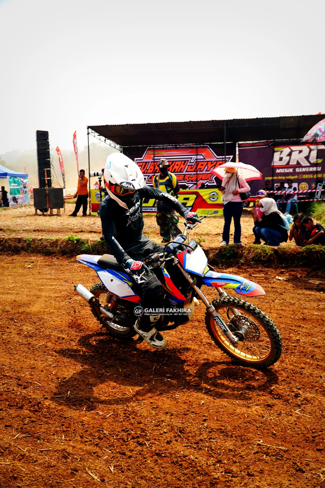 CRF06375 Olahraga Grasstrack AntiCrop