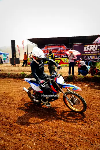 CRF06375 Olahraga Grasstrack AntiCrop