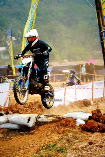 CRF06381 Olahraga Grasstrack AntiCrop